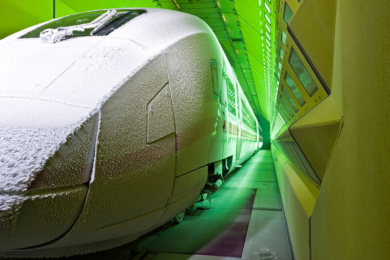12 Wochen lang absolvierte der neue Intercity-Zug im Rail Tec Arsenal (RTA) in Wien ein umfangreiches Testprogramm. Hier, im längsten Klima-Wind-Kanal der Welt, muss der Zug beweisen, dass er auch bei Windgeschwindigkeiten bis zu 200 Stundenkilometern, bei Temperaturen von minus 25 bis plus 45 Grad Celsius sowie bei Schnee- und Eisregen oder auch bei gleißender Sonne einwandfrei funktioniert. (Siemens)