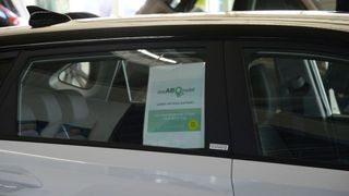 Das Autohaus Heinemann informiert in den Autos im Showroom, dass die Fahrzeuge über die Plattform „Das Abomobil“ abonniert werden können.  (Bild: Wehner – Vogel Communications Group)