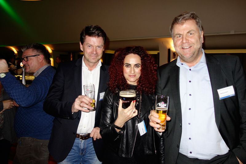 Besa, IT-BUSINESS, steht im Gegensatz zu Martin Böker (l.) und Markus Korn, Samsung, auf das würzige Bier. (Bild: IT-BUSINESS)