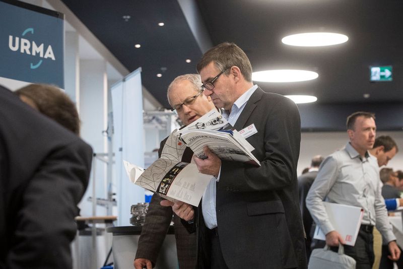 Der Kongress und die Tischmesse im Foyer boten einen angenehmen Rahmen für Gespräche und das Networking. (Thomas Entzeroth)