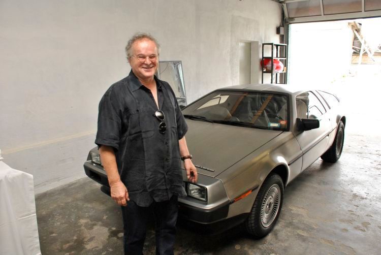Der Meister und einer seiner Schützlinge: Rudolf Polzer ist Oldtimer- und DeLorean-Narr durch und durch. Diesen DMC-12 hat er von einem US-Automuseum erworben. Dort stand er jahrzehntelang unter perfekten Bedingungen. (Dominsky)