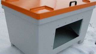 Gitterboxen könnten bald passé sein, denn der Duroplast-Experte Lorenz Kunststofftechnik hat eine Alternative aus glasfaserverstärktem Polyesther-Harz geschaffen, die in der Logistik nützliche Dienste leistet oder in leicht abzuwandelnder Form, wie Lorenz betont, auch andere Funktionen übernehmen kann – wie hier als robuste, witterungsstabile Streugut-Box. Zu sehen sind die Produkte auf der K 2016 in Düsseldorf. (Lorenz)