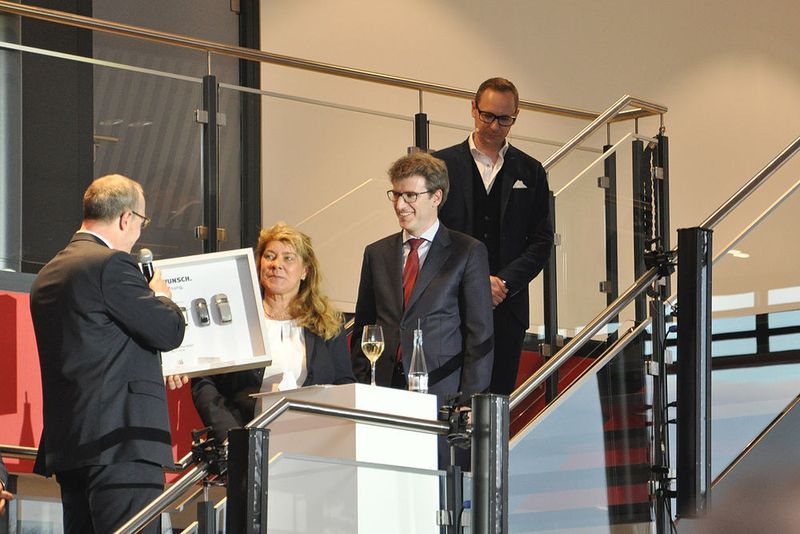 Müller überreichte das Seat-Startpräsent, die Modellpalette im Spielzeugauto-Format, an Renate Wertz, der Witwe des Berolina-Neugründers Horst Wertz. (Foto: Grimm)