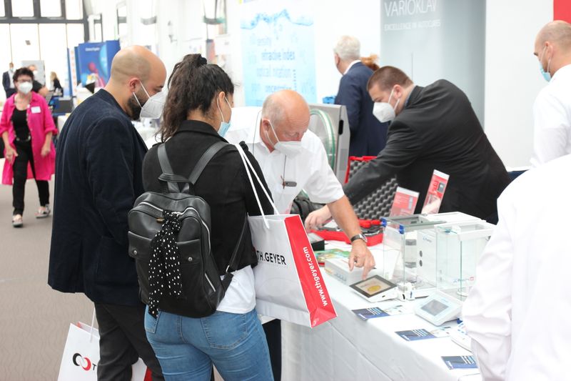 Impressionen der LAB-SUPPLY Berlin 2021Dank 3G-Kontrolle am Einlass und Maskenpflicht auf dem Messegelände, können die Besucher auch mal näher an die Stände heran.  Weitere Infos zu den kommenden LAB-SUPPLY-Messen finden Sie auf www.lab-supply.info.  (LABORPRAXIS, Lüttmann)