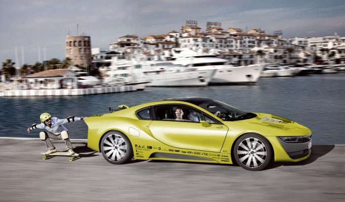 Der hybride Sportwagen Σtos: unterwegs mit persönlichem Autopilot und Drohne. (Rinspeed)