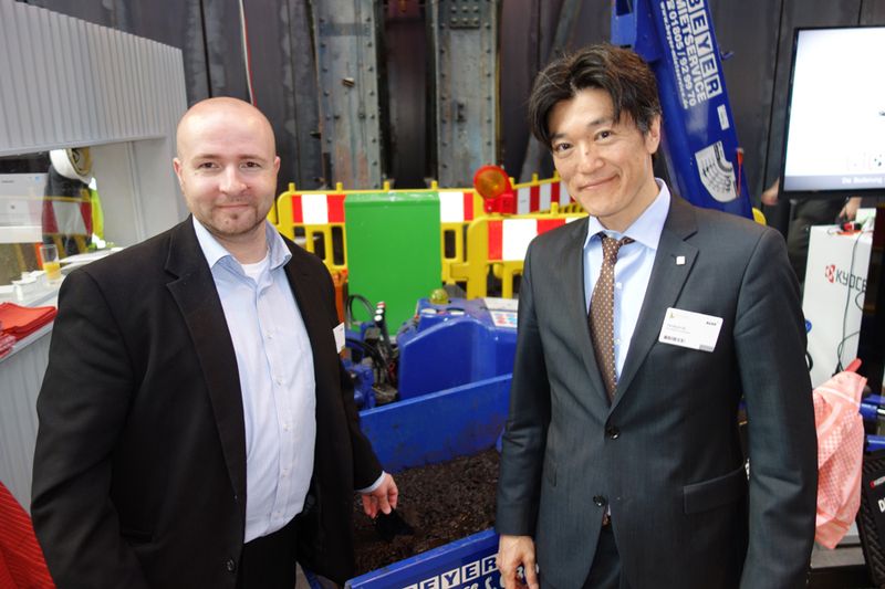 Sven Stumpf (l.), ALSO, mit Hirofumi Ibi, Kyocera Fineceramics (Bild: IT-BUSINESS)
