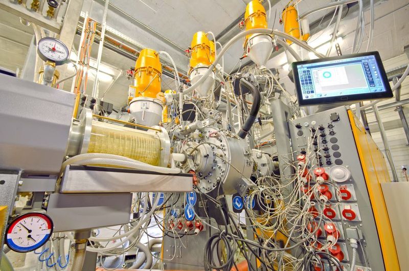 Die dritte Krauss-Maffei-Berstorff-Mehrschichtanlage bei Enetec Plastics im Betrieb. Fünf-schichtige PE-RT-Rohre fertigt das Unternehmen damit für Heizungssysteme im Durchmesserbereich von 8 bis 32 mm. (Krauss-Maffei Berstorff)