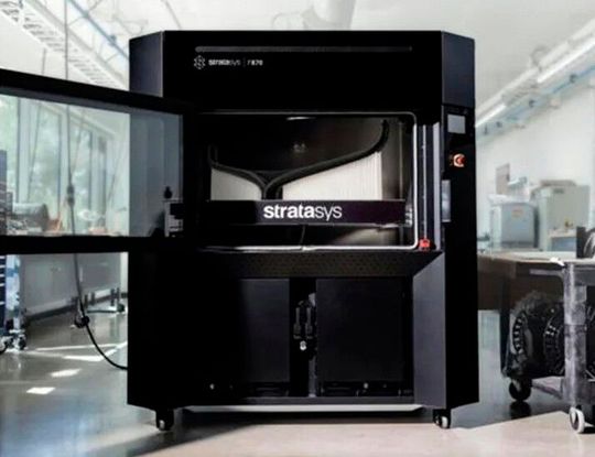 Stratasys nimmt nach der IMTS in Chicago auch die Formnext in Frankfurt am Main als willkommene Gelegenheit, um den neuen 3D-Drucker F870 für relativ große Produkte vorzustellen ...(Bild:  Stratasys)