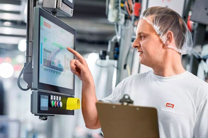 Milchprodukte-Riese mit Rundum-Paket: Die Theo Müller Group kommt ebenfalls auf 2,50. Azubis profitieren von 30 Tagen Urlaub, einer 38-Stunden-Woche und digitalen Lernplattformen – dazu kommen Mitarbeiterrabatte bei über 600 Marken, kostenlose Ferienhäuser und ein Fahrtkostenzuschuss zur Berufsschule. (Bild: Müller)