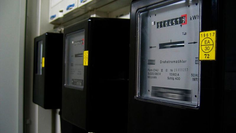 Autohäuser und Kfz-Werkstätten, die sehr energieintensiv arbeiten, können unter das Energieeffizienzgesetz fallen. Dann müssen sie in diesem Jahr Maßnahmen ergreifen, beispielsweise prüfen und anzeigen, welche Einsparmaßnahmen möglich sind. (Bild:  frei lizenziert /  Pixabay)