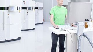 Im Rapid-Prototyping-Center von 1zu1 Prototypen stehen bereits einige Lasersinteranlagen. Nun kommen weitere dazu. (©DarkoTodorovic|Photography|adrok.net)