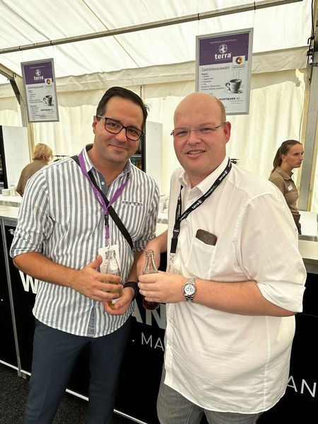 Milutin Savic (Toshiba) und Sven Wortmann holen sich eine kalte Erfrischung. (Bild: Vogel IT-Medien GmbH)