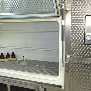 Der Innenraum der Kammer ist mit einem speziellen witterungsbeständigen Kunststoff ausgestattet und verfügt über ein großes Volumen, so dass Prüfobjekte verschiedener Größe und selbst komplette Baugruppen den Tests unterzogen werden können.(Bild:  IGOS)