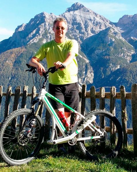 „Wenn man in Tirol lebt, dann will man auf die Berge rauf“, sagt Martin Buchberger, der Erfinder des Streetsteppers. Doch die stets gebeugte Haltung beim Mountainbiking und eine Wirbelsäulenkrümmung führten dazu, dass er seinen Sport aufgeben musste. (Bild: Streetstepper GmbH)