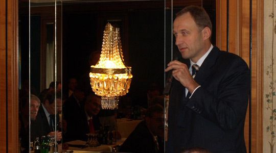 Arnd Franz von Mahle bedankt sich für die Wahl zum neuen Vorsitzenden des Steering Committees. (Archiv: Vogel Business Media)