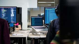 Auch IT-Abteilungen lassen sich dazu verleiten, kostenfreie Software in professionellen Umgebungen anzuwenden, weil sie Kosten sparen wollen. Angesichts der Bedrohungslage kann dies aber zu erheblichen Schwierigkeiten führen. (Bild: gemeinfrei // Unsplash)