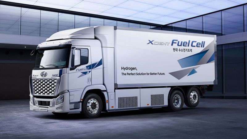 Hyundai hat seinen Brennstoffzellen-Lkw Xcient Fuel Cell für das neue Modelljahr überarbeitet. (Bild: Hyundai)
