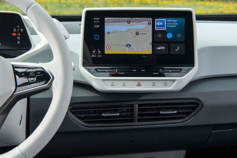 Touchscreens im Fahrzeug dürfen während der Fahrt nur kurz genutzt werden.