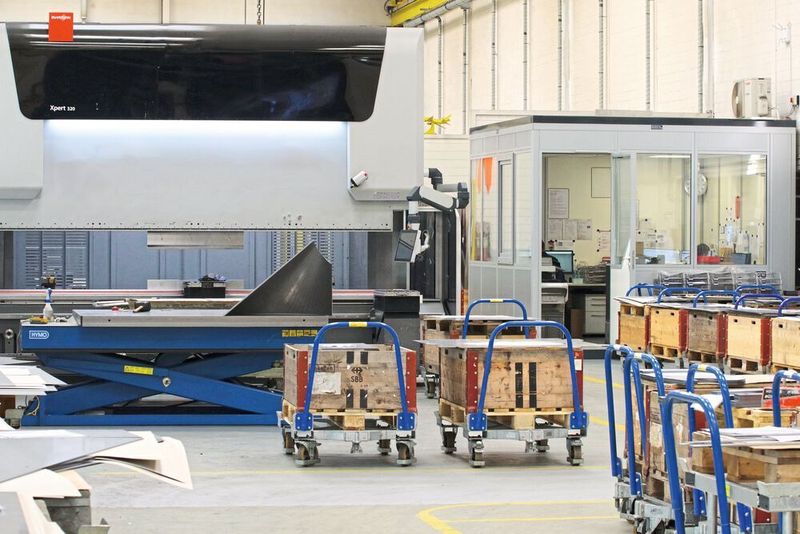 Zuverlässig und schnell innerbetrieblich transportiert: Sämtliche zu einem Auftrag gehörenden Blechteile gelangen auf Rollwagen gebündelt zu den weiterführenden Arbeitsstationen, speziell zum Biegen und zum Schweissen. (SMM Konrad Mücke)
