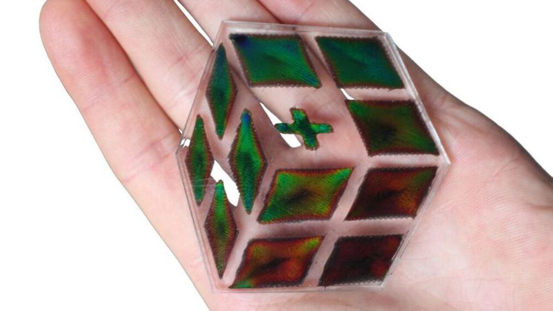 Das neuartige 3D-Druck-Material wurde auf Basis von Cellulose-Nanofasern und Kohlenstoff-Nanoröhrchen hergestellt. Es wechselt die Farbe, wenn es sich erwärmt.(Bild:  Empa)