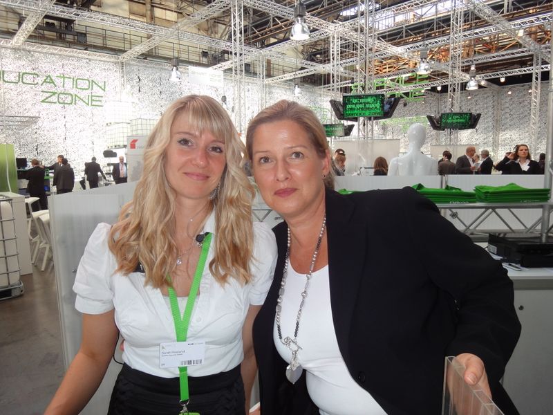 (v.l.) Sarah Roelandt und Susanne Spreemann, Actebis, sind über ihre Organisation auf der Hausmesse sehr zufrieden. (Archiv: Vogel Business Media)