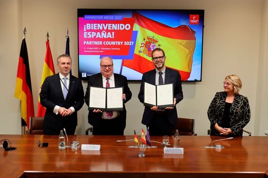 Thomas Jarzombek, Parlamentarischem Staatssekretär im Bundesministerium für Digitales und Staatsmodernisierung; Marco Siebert, Director International Relations der Hannover Messe; Jordi García Brustenga, Staatssekretär für Industrie im spanischen Ministerium für Industrie und Tourismus; Núria Aymerich Rocavert, Sonderbeauftragte im spanischen Ministerium für Industrie und Tourismus(Bild:  Hannover Messe)