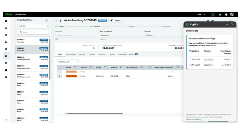 Sage Copilot gibt Warnhinweise zu verspätet versendeten Aufträgen im Kontext der gerade vom Benutzer geöffneten Kundendatei.(Bild:  Sage)