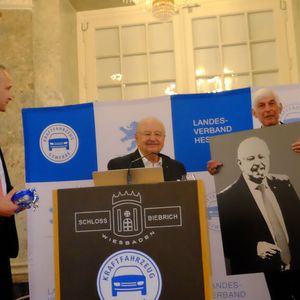 Ein Bild auf Metall zum Abschied vom Landesverband Hessen: (v. l.) Roger Seidl (LV Hessen), Jürgen Karpinski, Michael Kraft (Präsident LV Hessen), Joachim Kuhn (GF LV Hessen) (Bild:  Zietz – VCG)