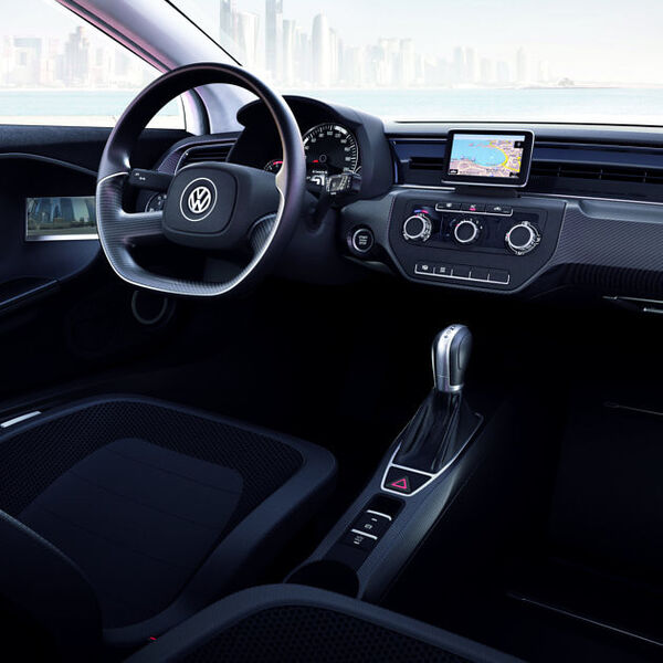 Anders als im ersten 1-Liter-Auto, können Fahrer und Mitfahrer im aktuellen XL1 nebeneinander sitzen. (Volkswagen)
