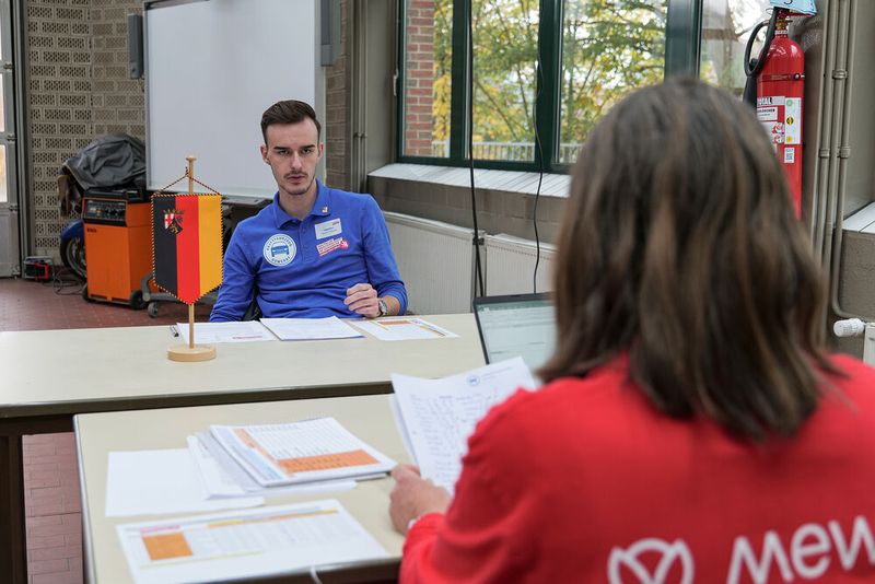 Bastian Anton aus Rheinland-Pfalz, der spätere Sieger, bei der Aufgabe zur Gebrauchtwagen-Inzahlungnahme (Bild: Schmidt - VCG)