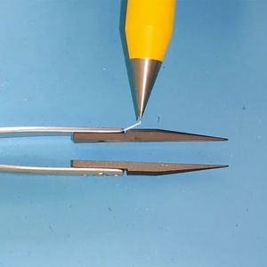 Bild 1: Beispiel für eine Technologie zur ESD-Prävention. Das Bild zeigt ESD-Ereignisse von einer ESD-Pistole auf den Metallgriff der Pinzette. Die Spitze der Pinzette besteht aus einem „ESD-dissipativen“ Material, das schnelle ESD-Ereignisse unterdrückt.(Bild:  Imec)