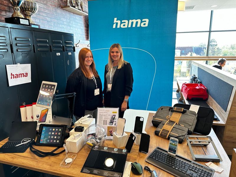 Bei (l.) Diana Gehring und Jessica Lengl (hama) findet jeder das richtige Zubehör für sein Equipment. (Bild: Vogel IT-Medien GmbH)