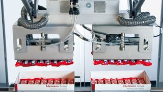 Zum Einfüllen des Produkts in Verpackungsschachteln werden beim Top-Loading Verpackungsroboter eingesetzt. Der Transport der Schachteln erfolgt auf Vakuumtransporteuren.Bild: Schubert Verpackungsmaschinen (Archiv: Vogel Business Media)