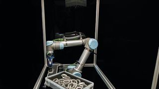 Mithilfe von Bin Picking ist es möglich, den Inhalt von Kisten und Paletten automatisch von Robotern ausräumen oder bestücken zu lassen. (Bild: HD Vision Systems)