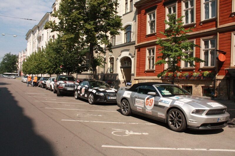 Die Rallye-Autos in Reih und Glied. (IT-BUSINESS/Sarah Maier)
