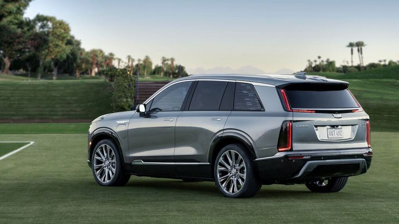 Der Cadillac Vistiq ist gut 5,20 Meter lang und liegt damit zwischen dem in Deutschland erhältlichen Lyriq und dem in den USA angebotenen 5,70 Meter langen Escalade IQ. (Bild: Cadillac)