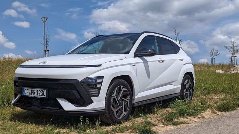 Gib Kante: Der aktuelle Hyundai Kona fällt definitiv auf. Nicht nur dank seiner Kanten und Ecken, sondern, gerade abends/nachts, durch seine markante LED-Lichtleiste entlang der Motorhaubenkante.(Bild:  Dominsky – VCG)