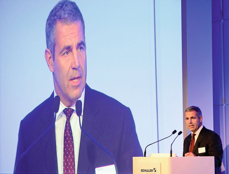 Schuler-Vorstandschef Stefan Klebert begrüßte die geladenen Gäste zum ersten internationalen Managementkongress in Stuttgart. (Bild: Schuler)