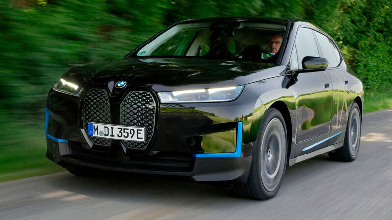 Mit dem iX legt BMW sein modernstes E-Auto auf.