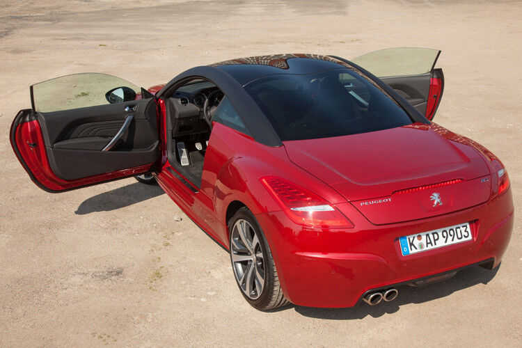 Als Sonderausstattung kann jetzt ein Sport-Paket bestellt werden, das unter anderem Xenon-Licht, ein kleineres Sportlenkrad und einen kürzeren Schalthebel sowie einen Motorsoundgenerator enthält. (Foto: Peugeot)