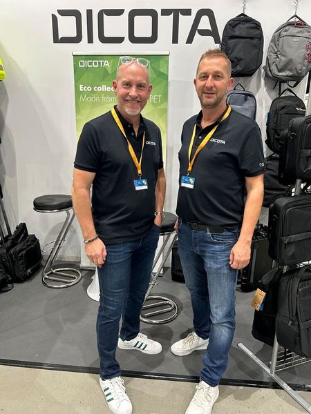 (v. l.) Jens Peter Grohmann und Danny Weber haben DIe COmputer-TAschen von DICOTA dabei! (Bild: Vogel IT-Medien)