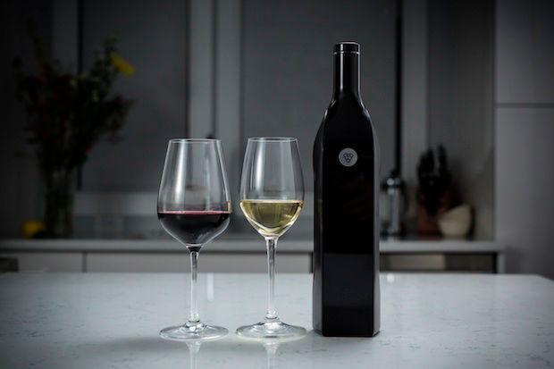 Die smarte Weinflasche macht den gemütlichen Abend mit Freunden noch besser. Weine entdecken, sich austauschen und dabei immer den Wein genießen, den man trinken möchte und nicht den, der eben gerade offen ist. Wer würde das nutzen? (Kuvee)