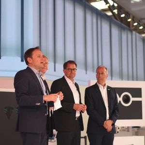 Auf der Pressekonferenz auf der Hannover Messe 2018 gaben Bosch und Bosch Rexroth Einblicke in die smarte Fabrik. Getreu dem Standmotto „Factory of the future. Now. Next. Beyond“ zeigte das Unternehmen was es bereits heute (now) für die vernetzte Fabrik anbietet, welche Lösungen morgen (next) bereitstehen und was es für übermorgen (beyond) entwickelt.(Bild:  Lisa Marie Waschbusch)