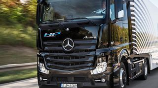 Der teilautonom fahrende Prototyp des Fernverkehrs-Lkw Actros hat eine elektro-hydraulische Servolenkung. (Daimler)