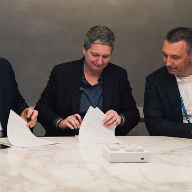 Rolf Schumann, Co-CEO von Schwarz Digits, Claudia Plattner, Präsidentin des BSI und Christian Müller, Co-CEO von Schwarz Digits bei der Unterzeichnung des Kooperationsvertrages (v.l.n.r.). (Bild: Schwarz Digits)