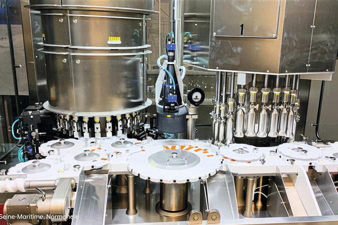 Setup of the automated inspection application: on the left, inspection via machine vision; on the right, the pressure check, i.e. whether the ampoules are correctly sealed. (Image:MVTec)