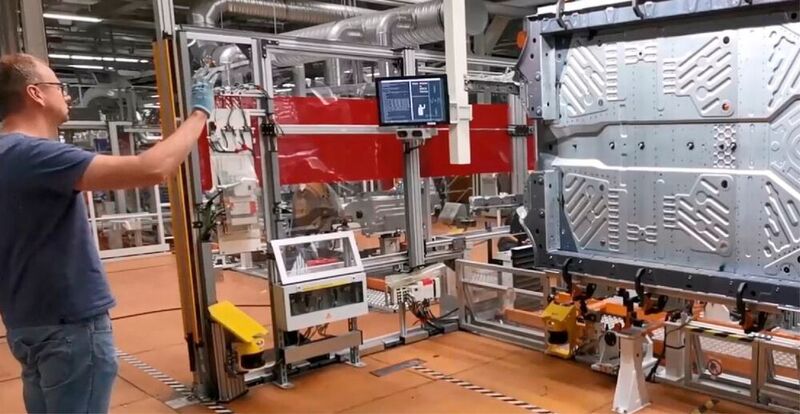 In der Automobilproduktion bei Volkswagen in Zwickau ist die Gestensteuerung von Schwerlastrobotern im Anwendungstest.
 (Fraunhofer IWU)