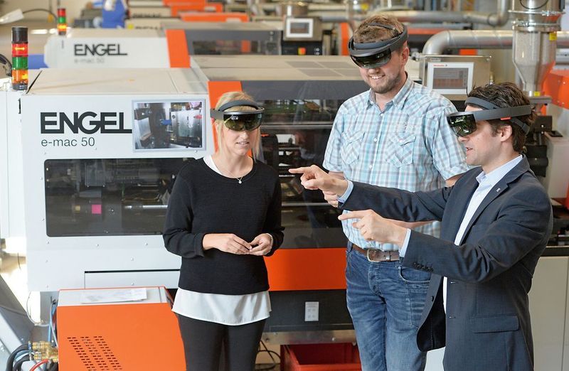Augmented Reality bei Weidmüller: Patrick-Benjamin Bök und sein Team der „Global Factory Digitaliziation & Intelligence“ erhoffen sich Zeit-und Flexibilitätsgewinne durch AR-Anwendungen mit der Datenbrille. (Picture Alliance)