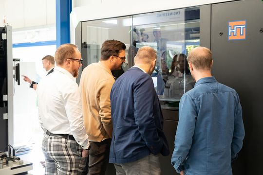 Bin Picking oder der Griff in die Kiste gilt als Königsdisziplin in der Automatisierung mit Robotern. Bin Picking oder der Griff in die Kiste gilt als Königsdisziplin in der Automatisierung mit Robotern.