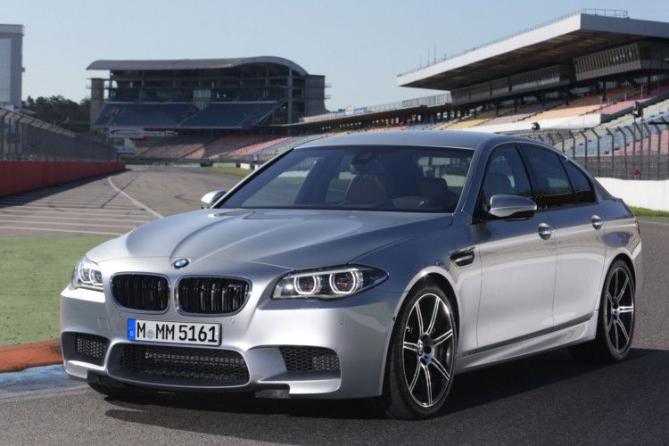 Nicht nur Limousine, Kombi und GT der 5er-Reihe erhalten im Sommer eine Modellüberarbeitung. Auch die M-Version von BMW wird aufgehübscht. Neben einem Designfeinschliff gibt es das optionale Competition-Paket sowie neue Ausstattungsmerkmale. (Foto: BMW)